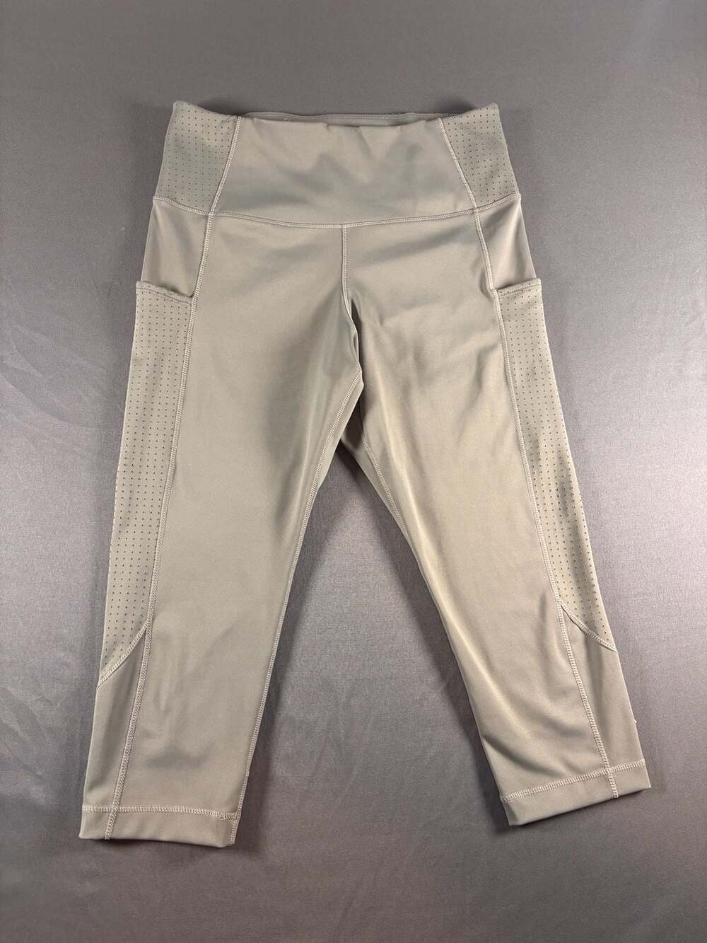 Brooks Run Happy Perforated Mesh Pocket Crop Leggings, Women’s M, Gray